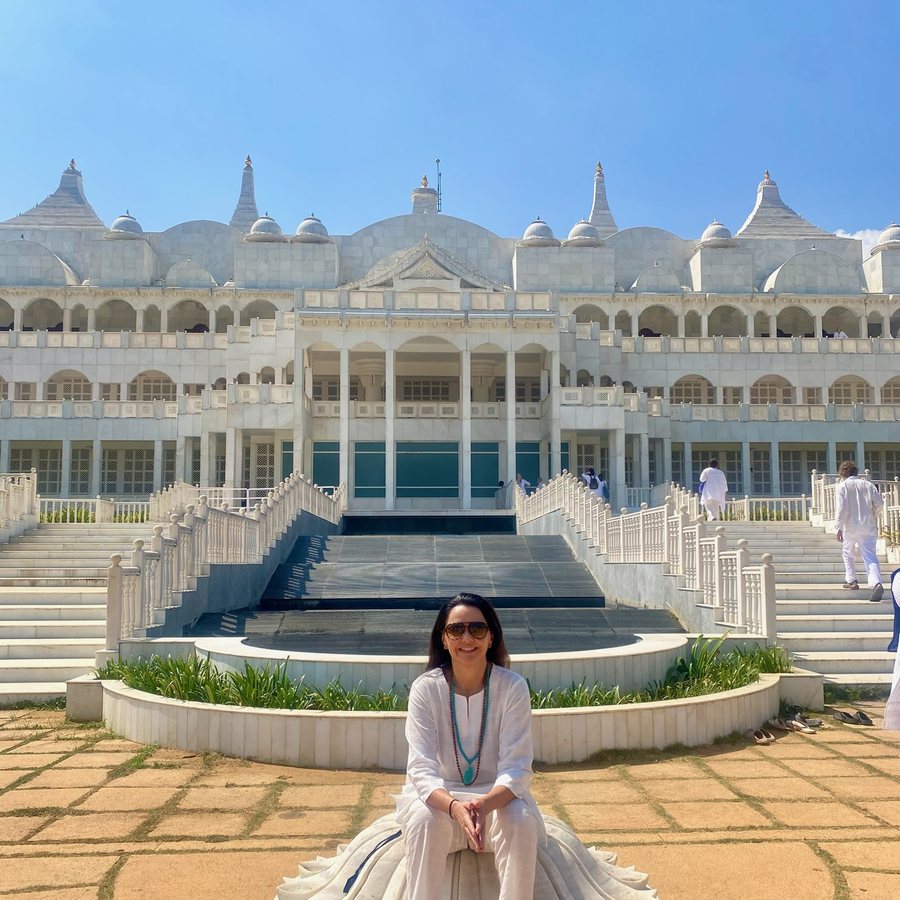 Palácio branco na Índia, onde nasceu o Oneness