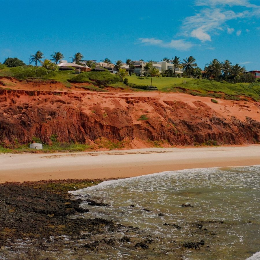 Falésia vermelha e praia em Pipa, Rio Grande do Norte