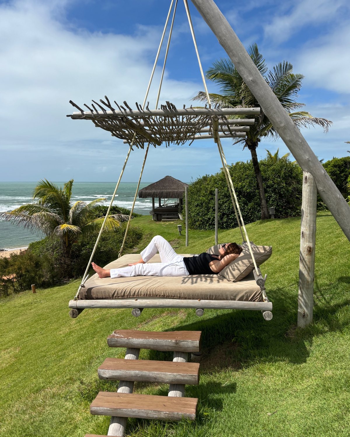 Cama suspensa de frente para o mar no Kilombo Villas, em Pipa