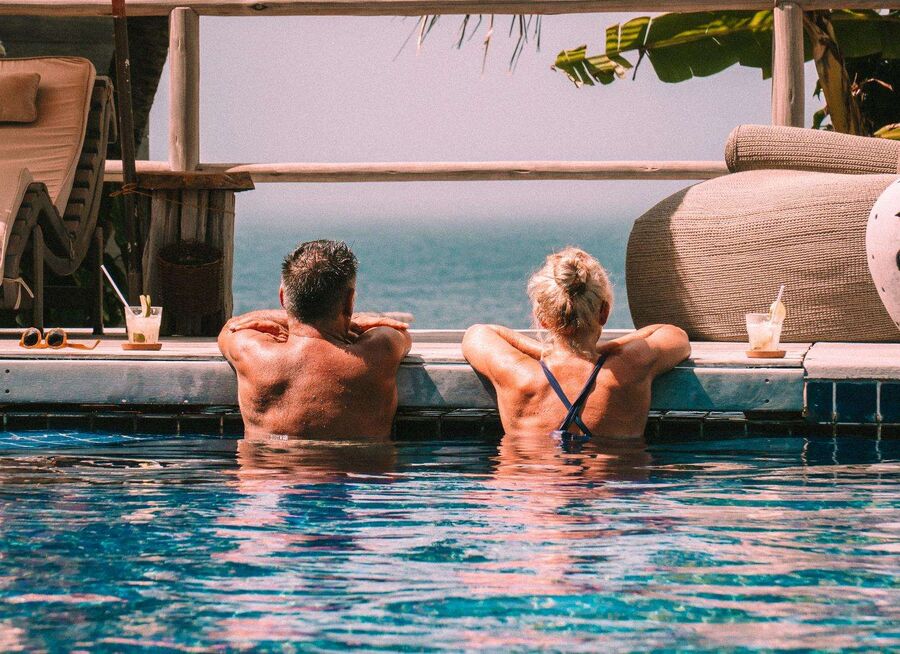 Entre a piscina e o horizonte