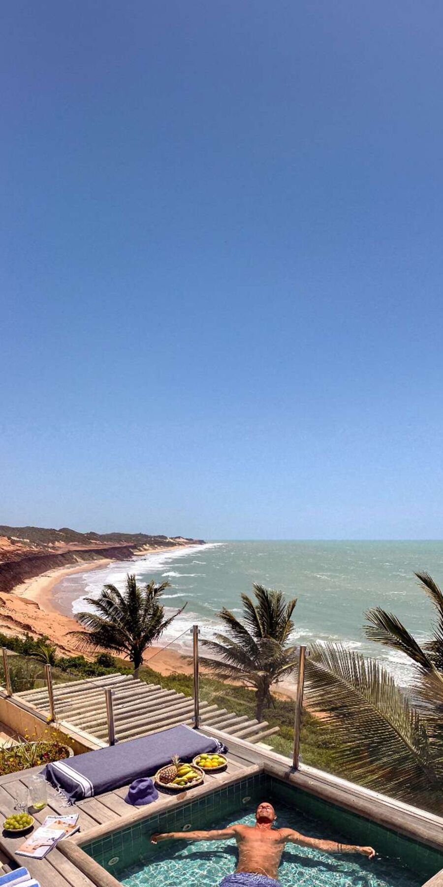 Piscina de frente para o mar